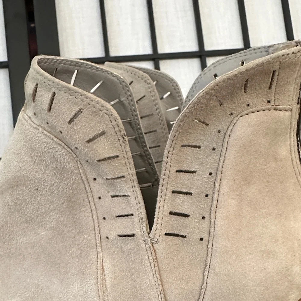 Caslon Soft Camel Colored Suede Ankle Booties Stacked Wooden Heel Size 9.5